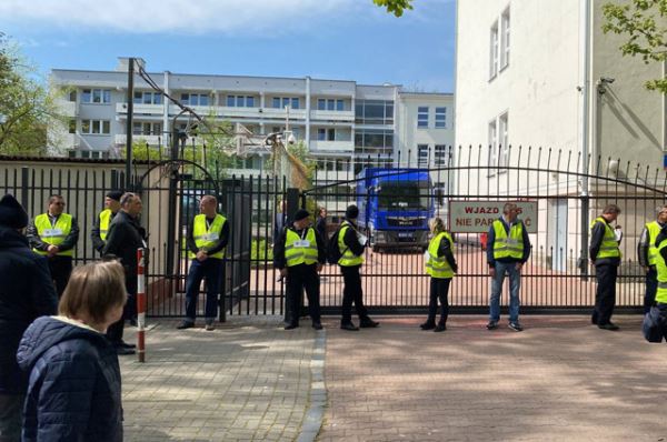 Что известно об изъятии здания школы при российском посольстве в Польше?