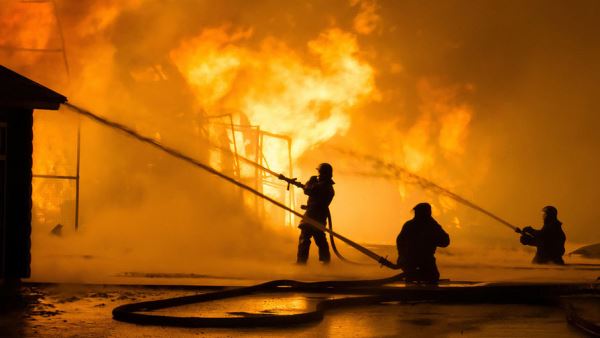 МЧС: около 50 строений загорелись в поселке Сосьва Свердловской области 