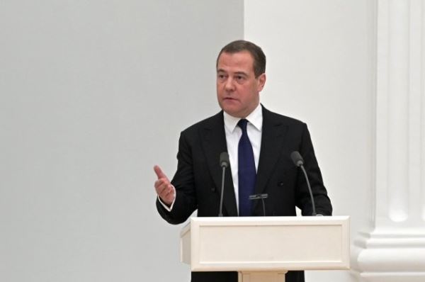 Медведев предупредил G7 о завершении зерновой сделки при запрете на экспорт