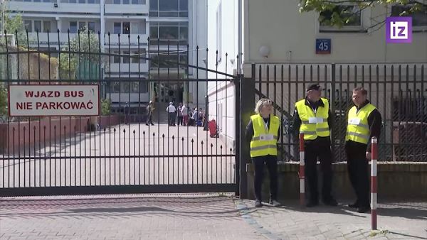 Появились кадры с места захвата школы при посольстве России в Варшаве<br />
