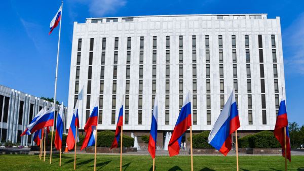 Район посольства РФ в США оцеплен из-за двух «подозрительных чемоданов» 