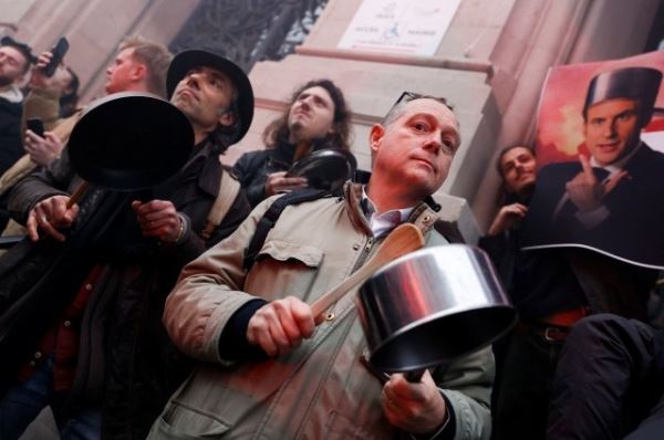 Во Франции демонстрантам посоветовали покупать французские кастрюли